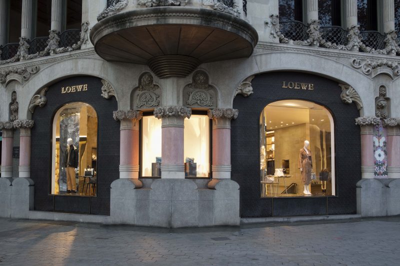 El nuevo bolso Postal Barcelona de LOEWE